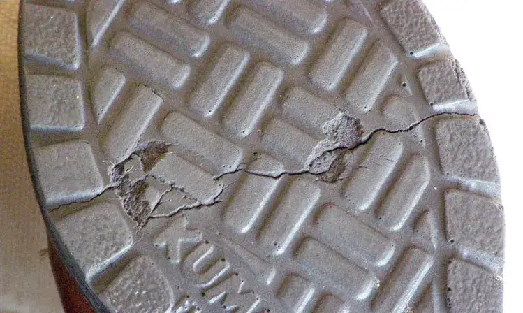 Dlaczego pękają podeszwy butów? Poznaj przyczyny i jak temu zapobiec