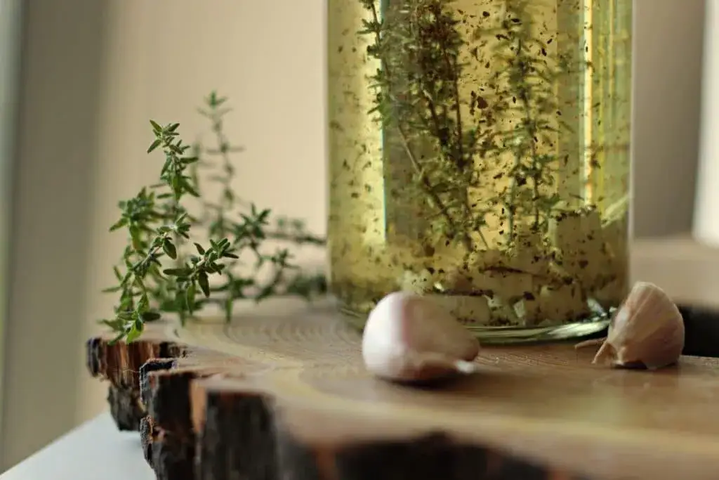 Jak zrobić oliwę czosnkową, by wzbogacić smak swoich potraw