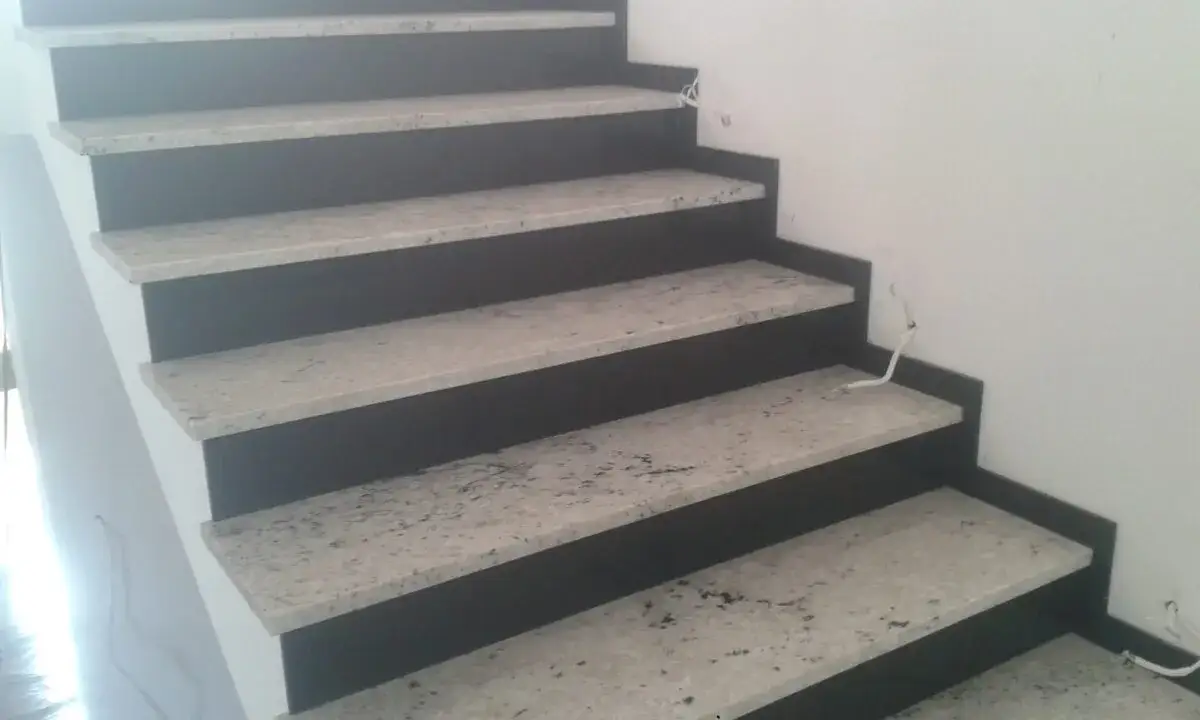 Jaki kolor schodów zewnętrznych wybrać, by uniknąć błędów?