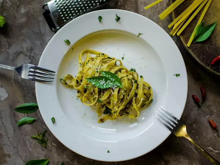 Jakie sery do spaghetti zamiast parmezanu? Odkryj smaczne zamienniki