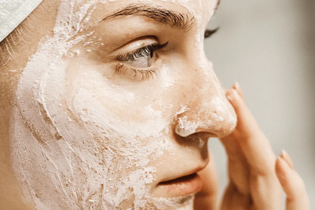 Kremy złuszczające z kwasami - poznaj ich działanie na Twoją skórę