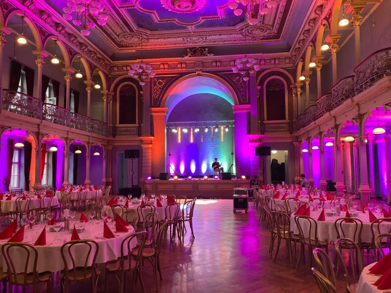 Elegancka sala balowa z oświetleniem tworzącym nastrój. Zastanawiasz się, ile kosztuje wynajęcie profesjonalnego dekoratora światłem na event?