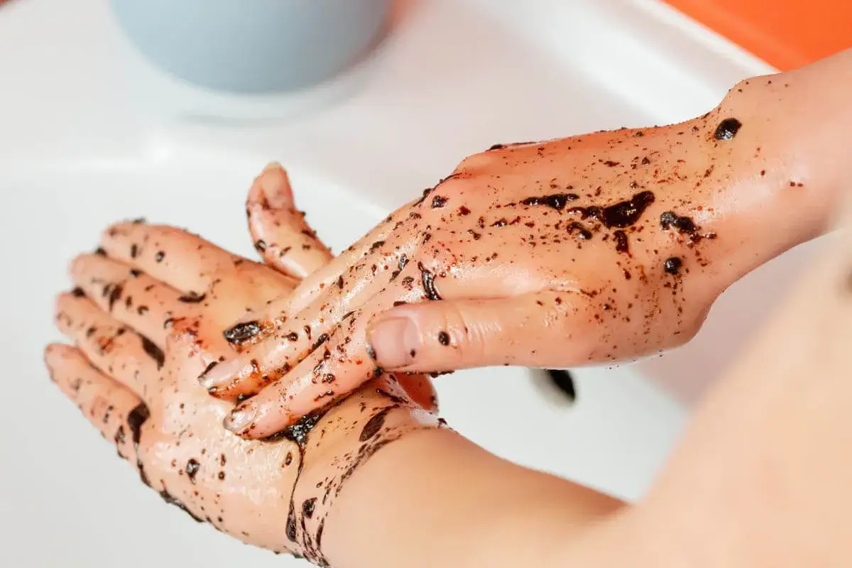 Peeling z kawy: Zrób to sama! Sekret gładkiej i jędrnej skóry