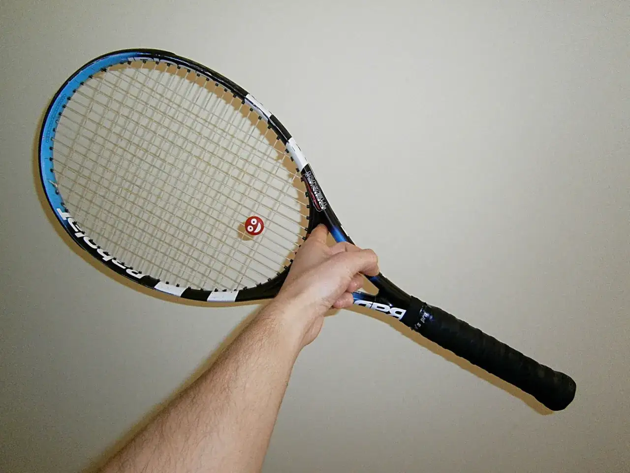 Jak założyć tłumik drgań w rakiecie tenisowej i poprawić komfort gry