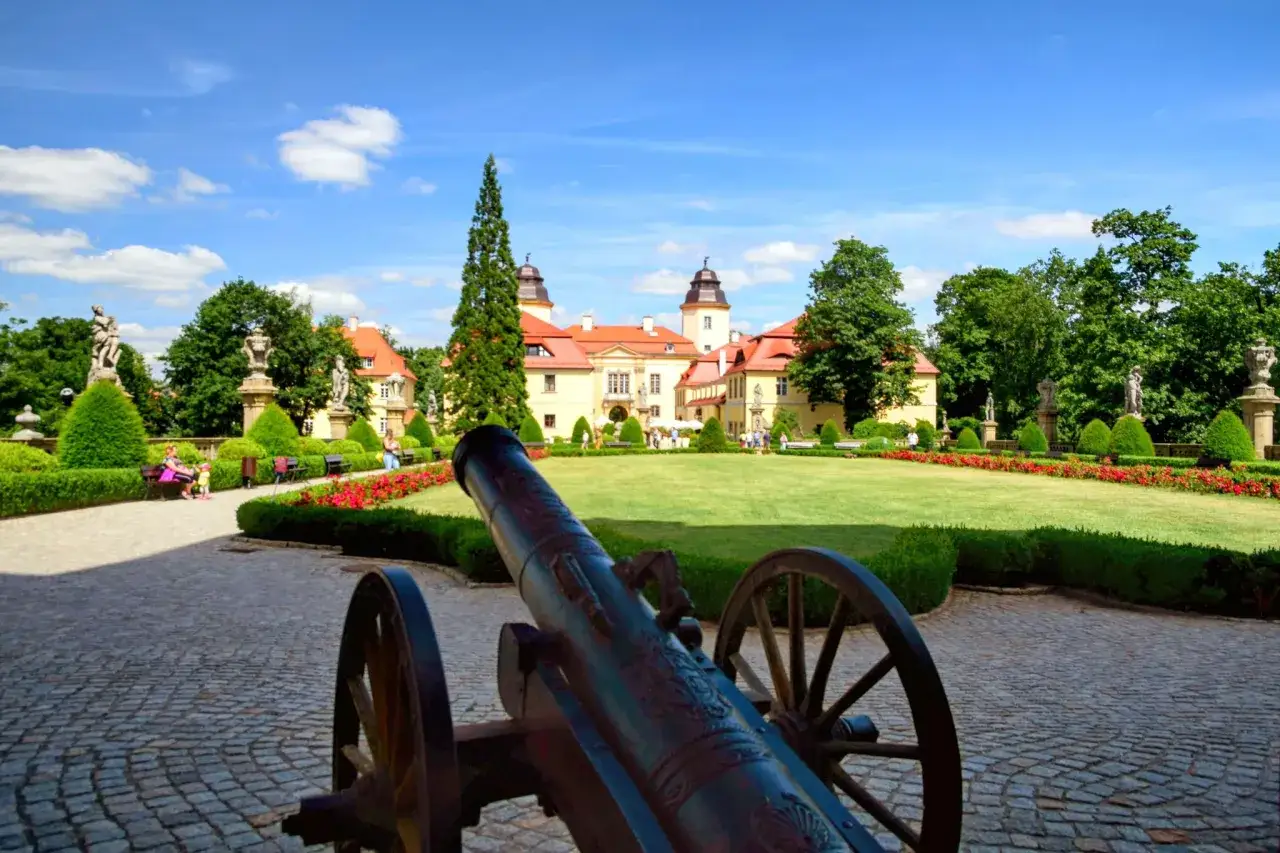 Działo na brukowanym dziedzińcu przed pałacem w Książańskim Parku Krajobrazowym.