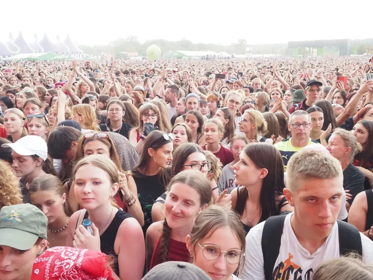 Tłum ludzi na lodz summer festival, z rękami w górze, cieszący się muzyką.