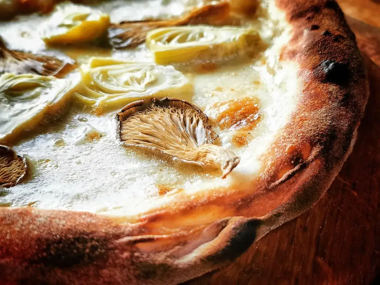 Pizza bianca co to? Odkryj sekrety tej wyjątkowej pizzy bez sosu