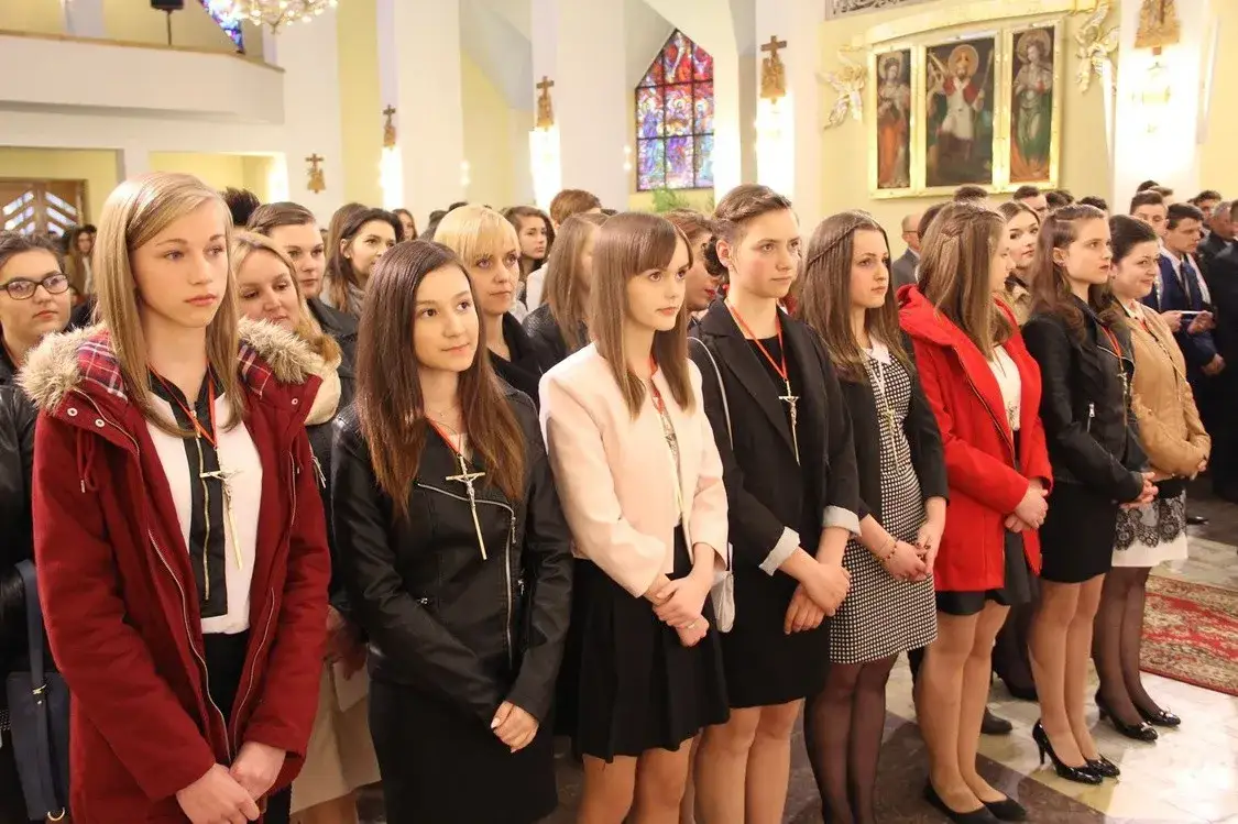 W co się ubrać na bierzmowanie jako gość, aby uniknąć faux pas?