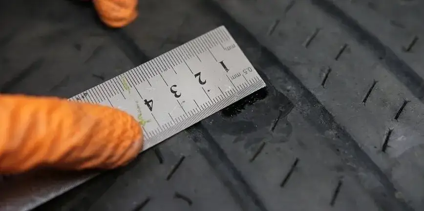 Czy kołkowanie opony jest bezpieczne? Wady, zalety i ryzyko naprawy