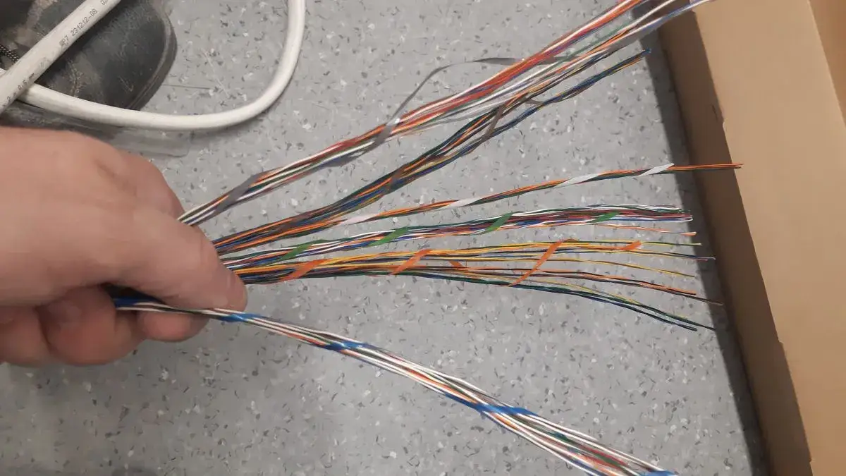 Gdzie zgłosić zerwany kabel telefoniczny, aby uniknąć problemów?