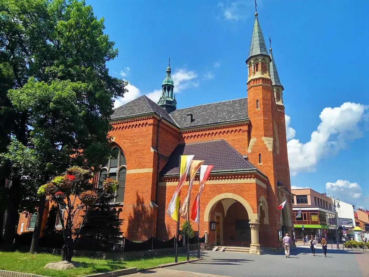 Kościół w Nowym Sączu, jedna z pięknych atrakcji miasta, z charakterystycznymi wieżami i ceglaną fasadą.