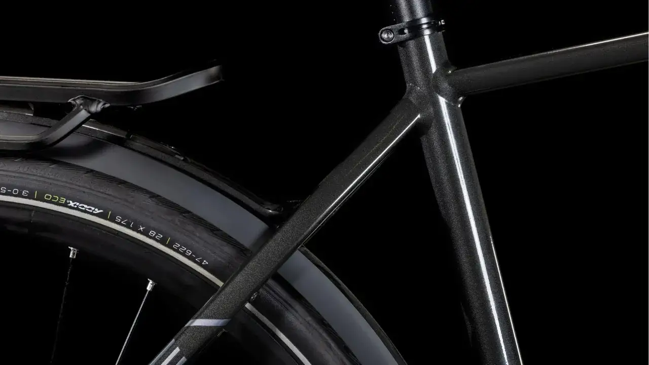 Szara rama roweru z błotnikiem i oponą. ETRTO 47-622, 28 x 1.75.