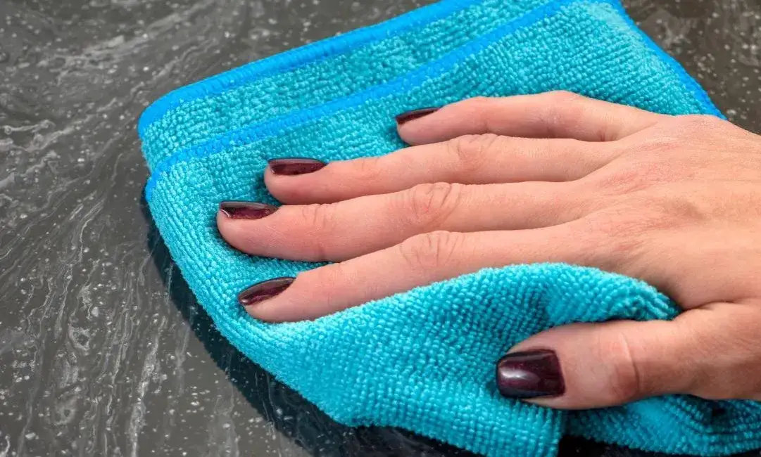 Jak zabezpieczyć blat kuchenny przed wodą i uniknąć jego zniszczenia