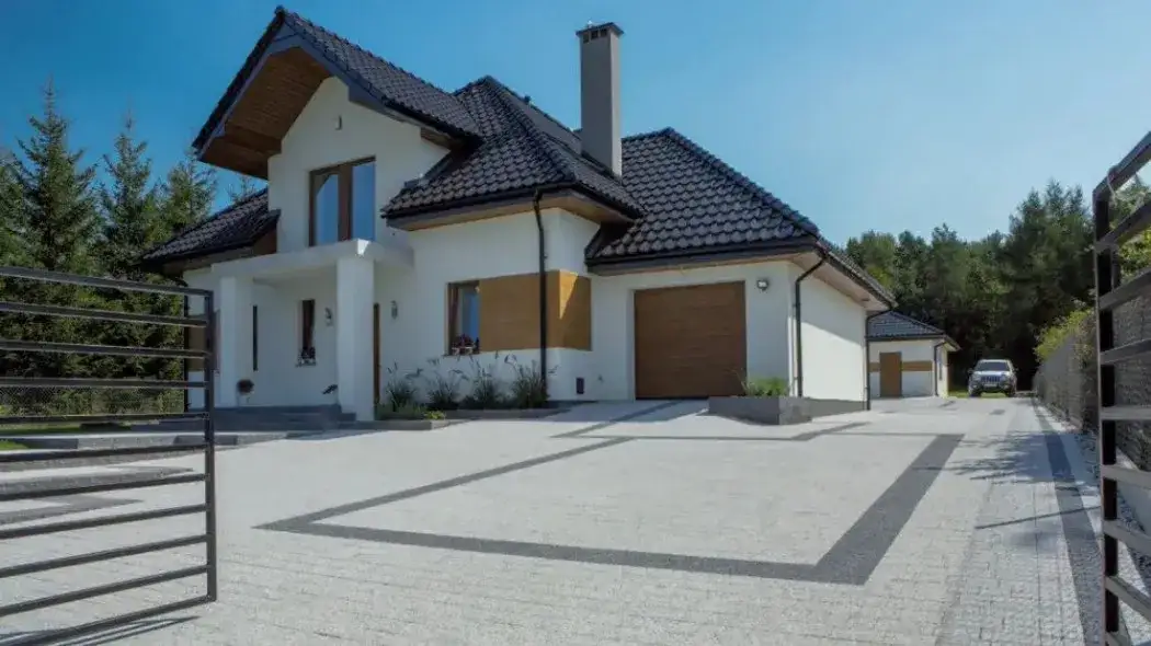 Podjazd z kostki granitowej: Jak wybrać i ile to kosztuje?