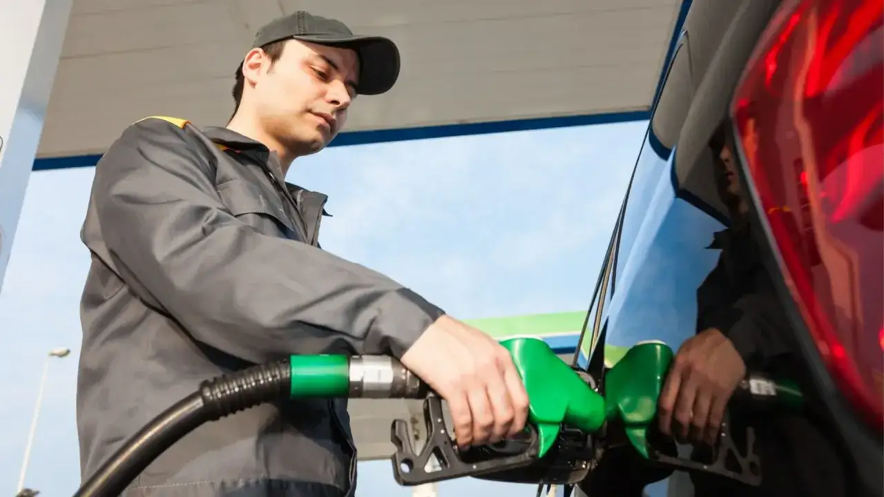 Pracownik Orlenu tankuje auto. Ciekawe, ile zarabia pracownik Orlenu za taką pracę.