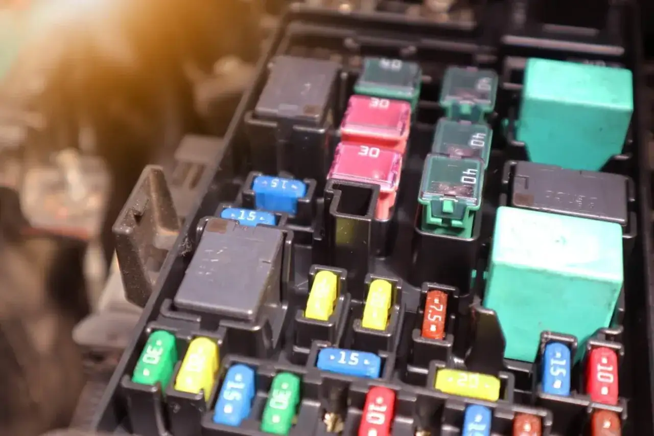 Jaki bezpiecznik do zapalniczki? Wybierz i wymień bezpiecznie!