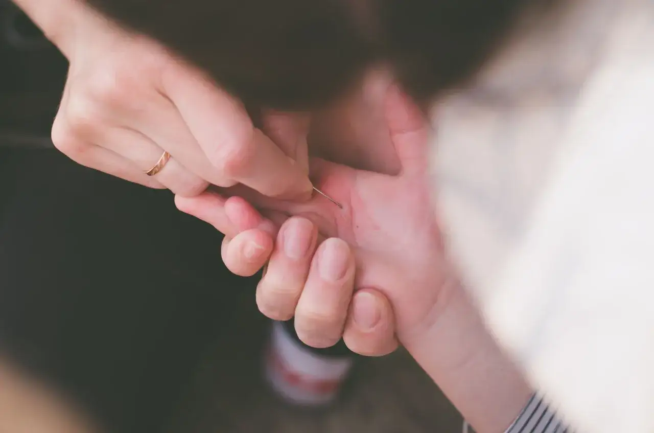 Bolesna drzazga pod paznokciem? Poznaj triki na bezbolesne usunięcie