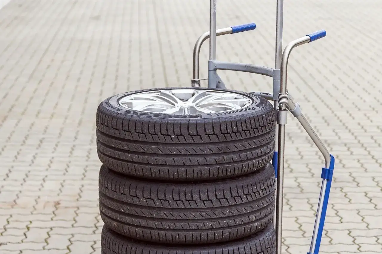 Stos opon samochodowych na wózku. Zastanawiasz się, ile waży opona samochodowa?