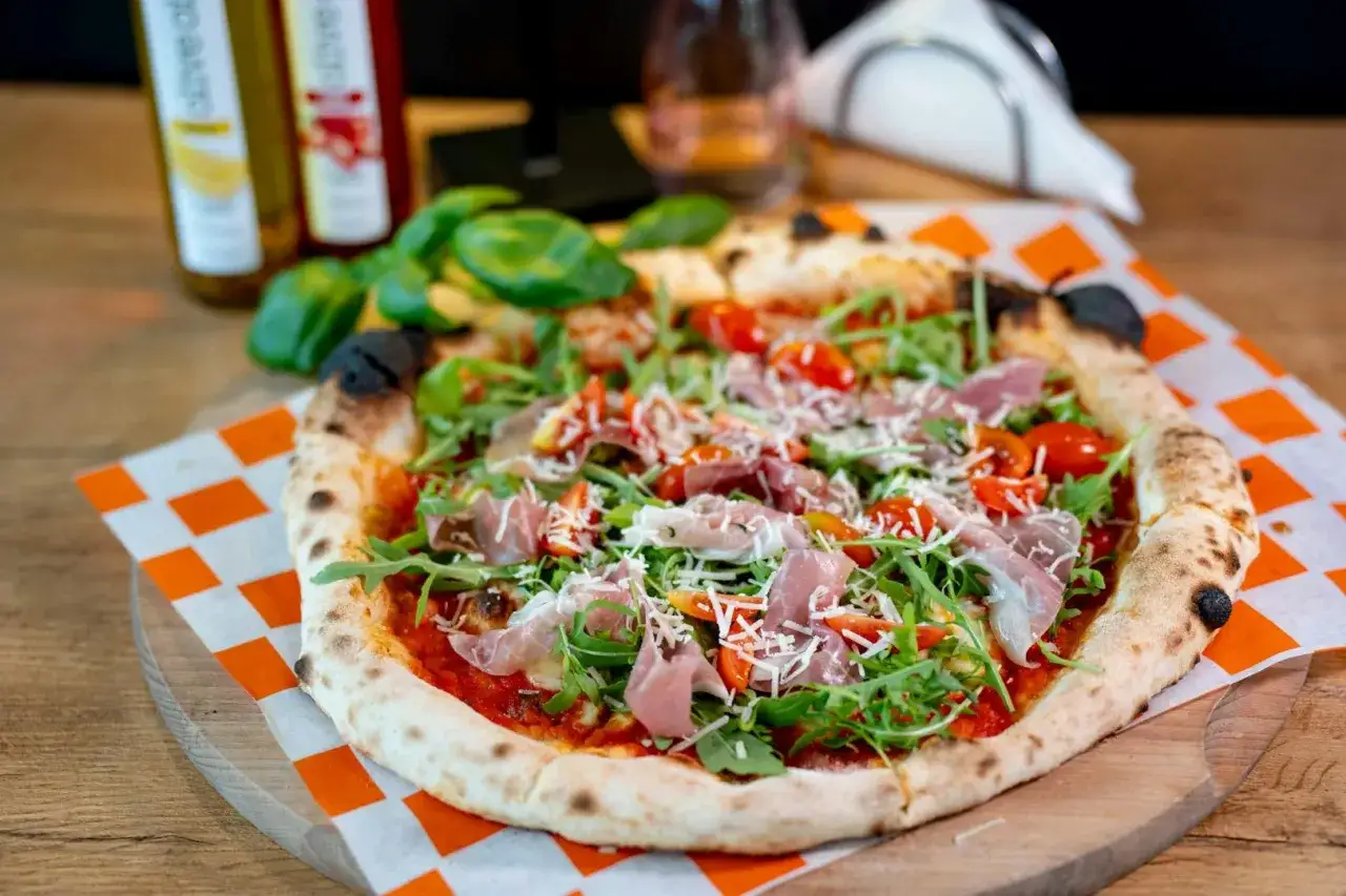 Ile osób najedzie się pizzą 50 cm? Sprawdź, zanim zamówisz!