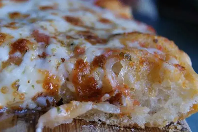 Przepis na pizzę jak z Pizza Hut - idealne ciasto i dodatki, które pokochasz