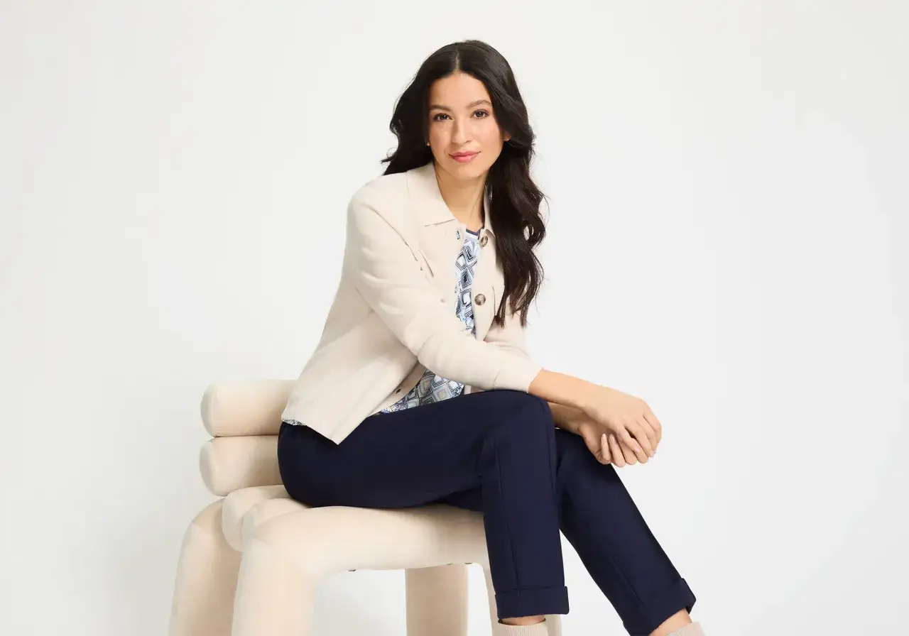 Kobieca stylizacja: jasna marynarka i granatowe spodnie. Idealna odpowiedź na pytanie, jaka marynarka do beżowych spodni, to właśnie ta!