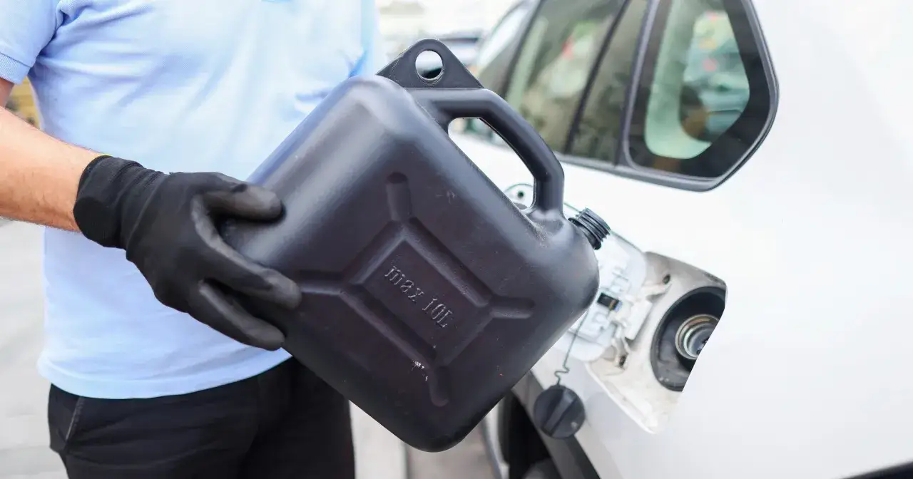 Benzyna nie zamarza! Co naprawdę grozi autu zimą?