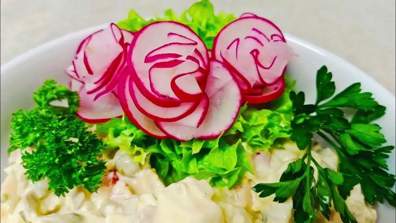 Jak ozdobić sałatkę? Proste triki i efektowne dekoracje!