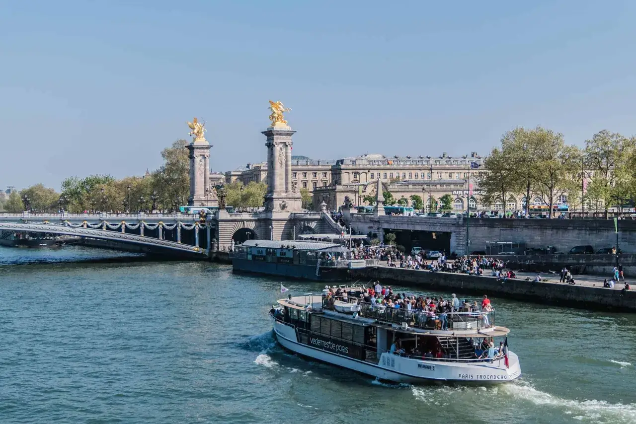 Jaka rzeka przepływa przez Paryż? Sekwana i jej niezwykłe historie