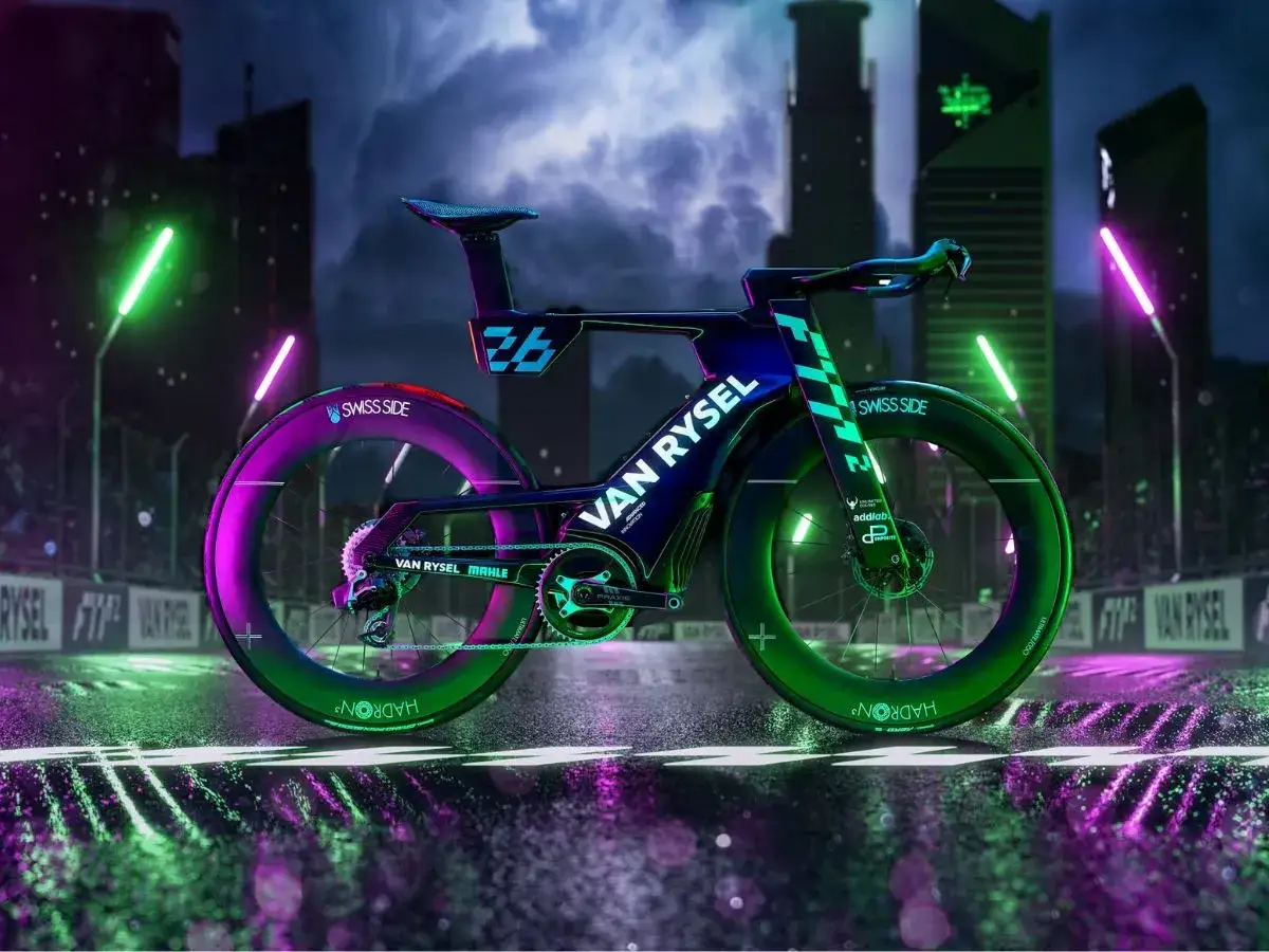 Rower Van Rysel, znanej firmy z Francji, w neonowym blasku miasta. Wyścigowa maszyna z karbonowymi kołami.