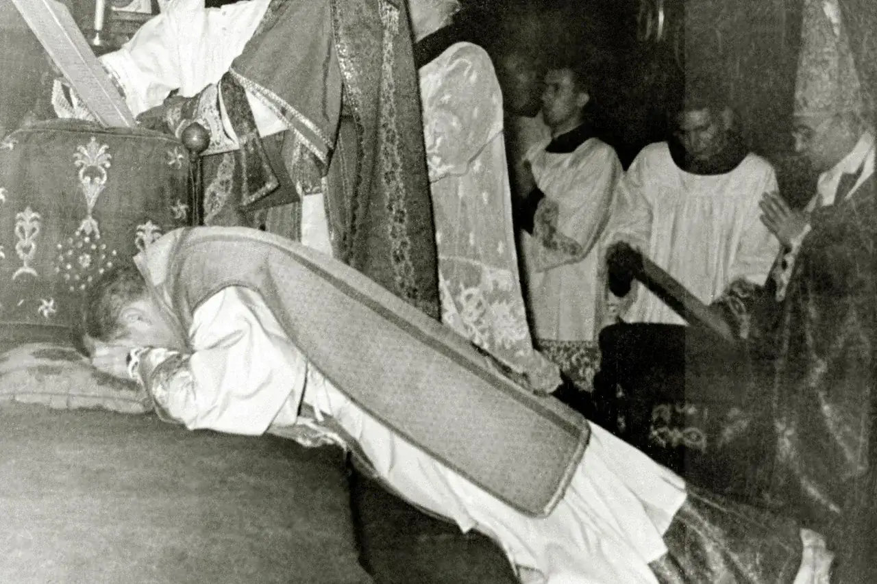 W którym roku Karol Wojtyła został księdzem? Zaskakujące fakty o jego życiu