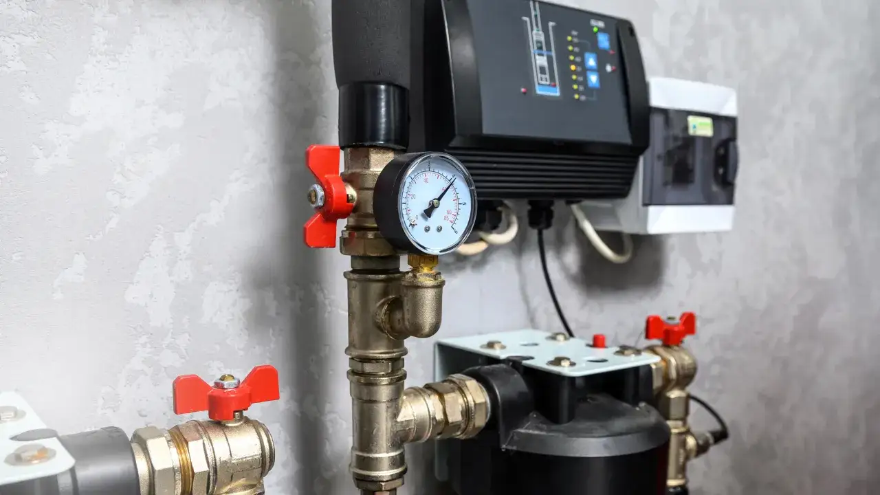 Instalacja hydrauliczna z zaworami, manometrem i sterownikiem.