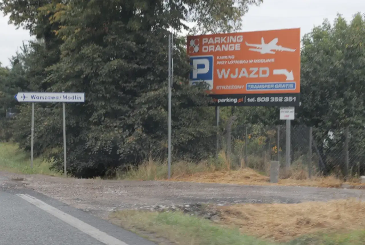 Ile kosztuje parking na lotnisku w Modlinie? Sprawdź najlepsze opcje