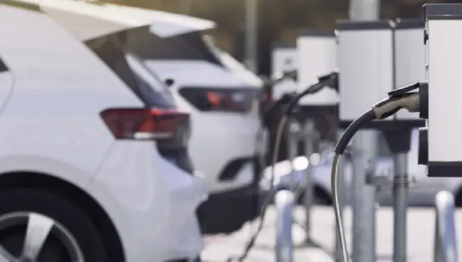 Ile kilometrów przejedzie samochód elektryczny? Zaskakujące fakty i porady