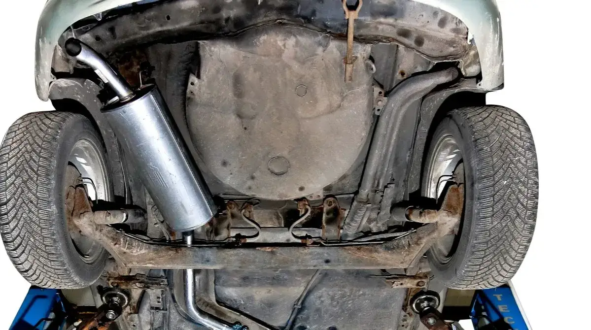 Jakie są objawy uszkodzonego tłumika drgań wydechu i co robić?