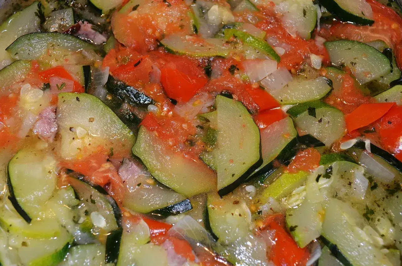 Ratatouille z cukinii i pomidorów, gdzie widać, dlaczego w polewie oddziela się tłuszcz.