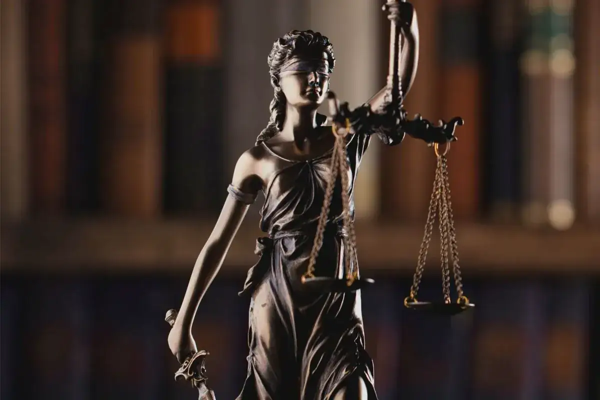 Po co prawnikom filozofia prawa? Klucz do głębszej interpretacji i etyki