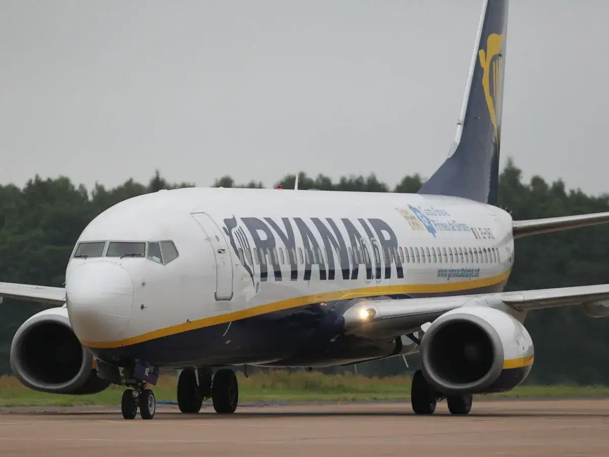 Samolot Ryanair na płycie lotniska.