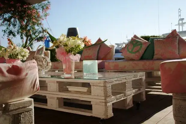 Jak zrobić meble z palet na balkon – krok po kroku do wyjątkowej przestrzeni