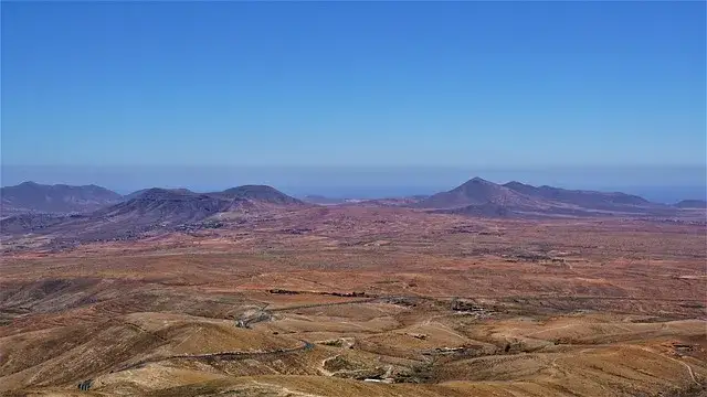 Ile trwa lot na Fuerteventurę z Poznania? Sprawdź czas podróży z przesiadkami