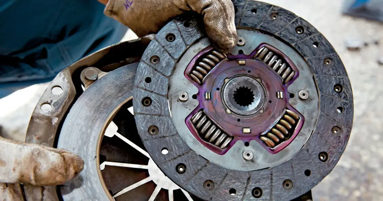Sprzęgło: Ile km wytrzyma? Uniknij wymiany, poznaj objawy i koszty