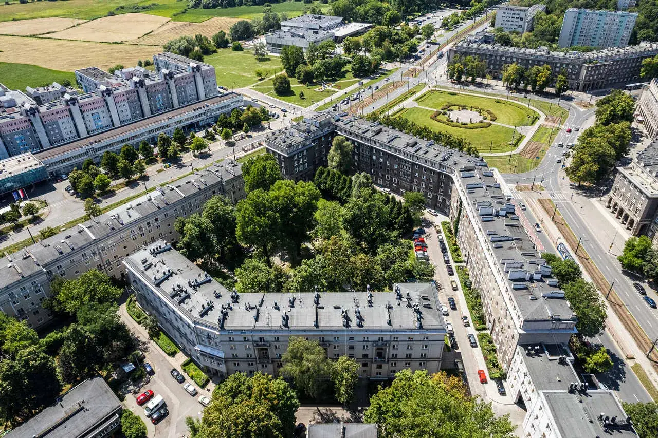 Widok z lotu ptaka na osiedle Teatralne w Krakowie z budynkami i zielenią.