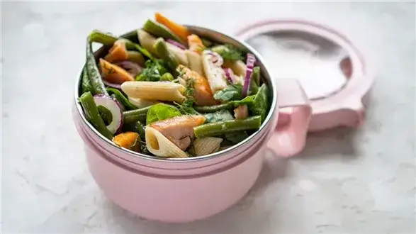 Prosta sałatka na grilla: 5 szybkich przepisów na każdą okazję