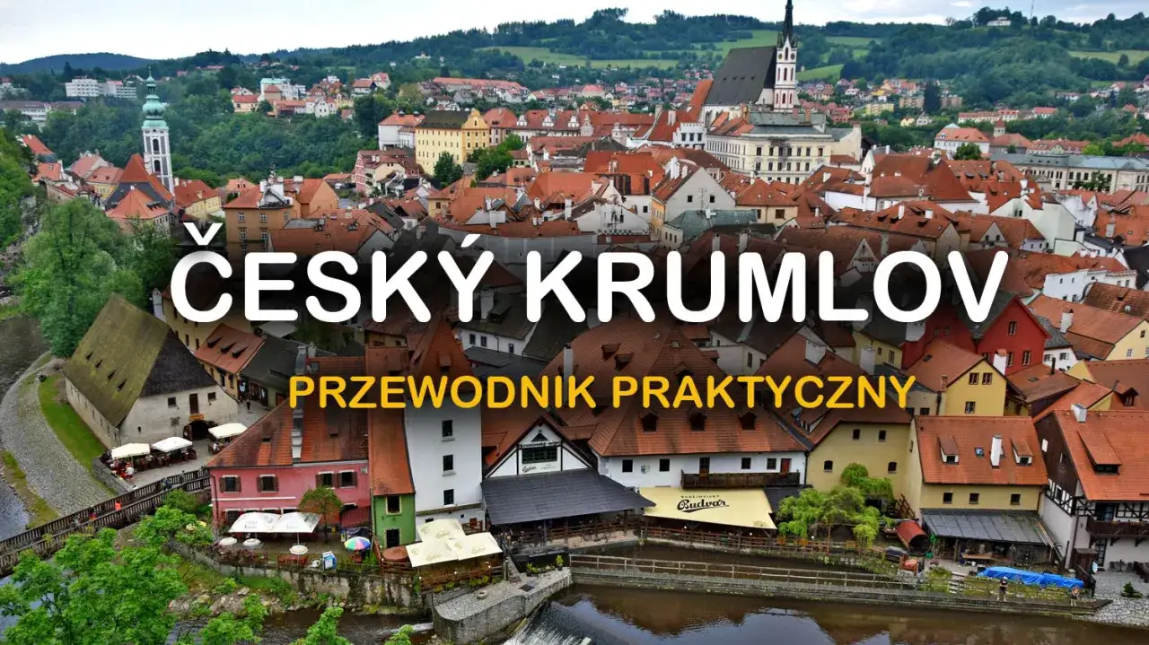 Widok na urokliwy Czeski Krumlov, jedno z najpiękniejszych miast Czech, z charakterystycznymi czerwonymi dachami i wieżą kościelną.