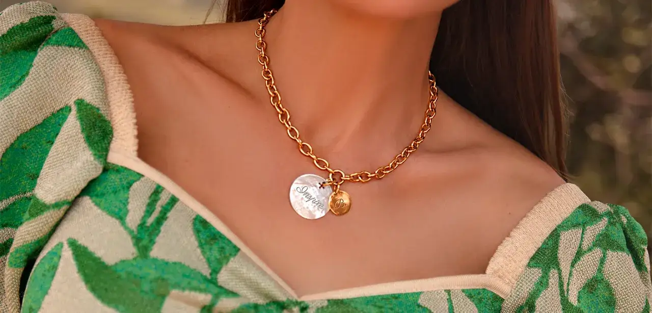 Jaki grawer na naszyjniku? Odkryj wyjątkowe pomysły na grawerowanie