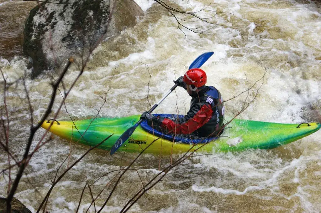 Kurs kajakarstwa górskiego Kraków – rozwijaj swoje umiejętności na wodzie
