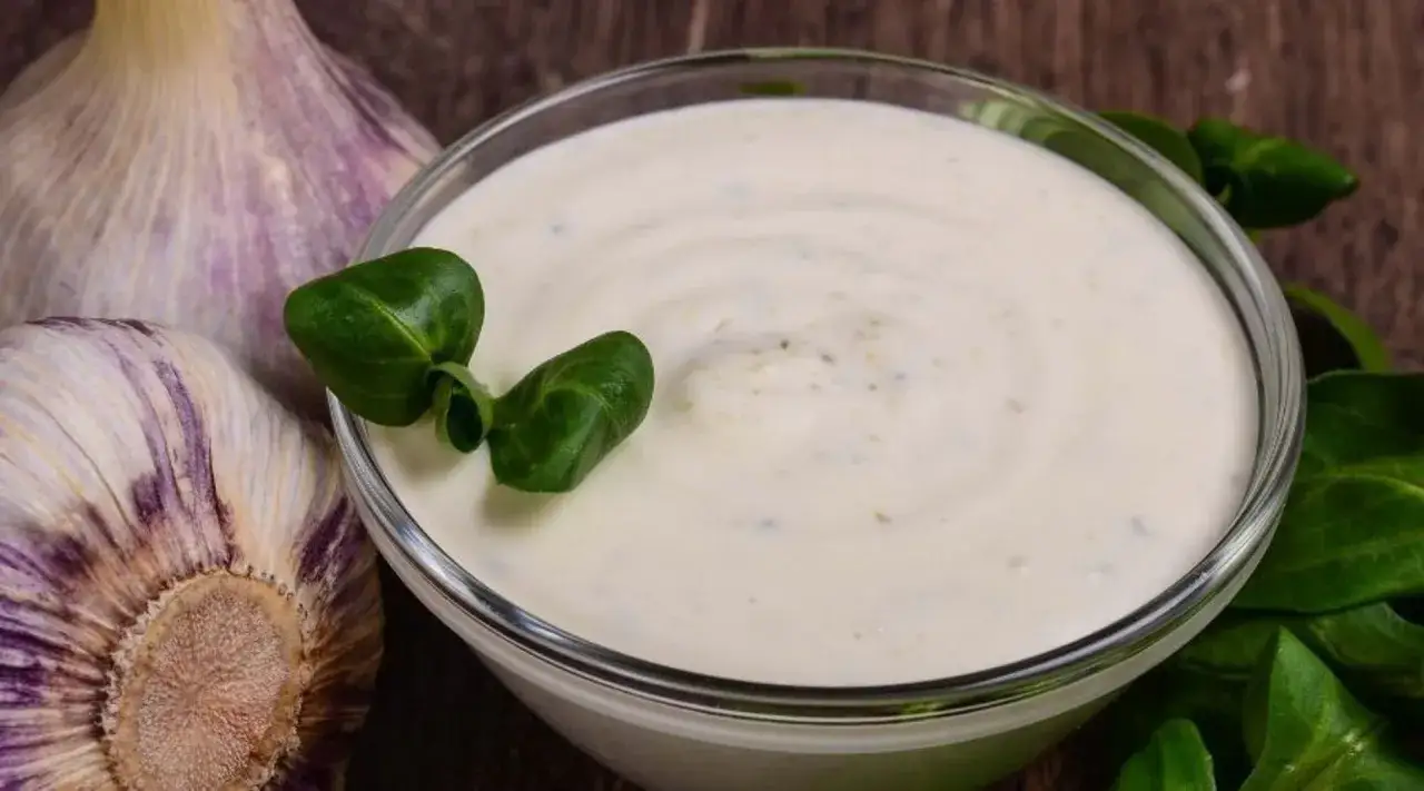 Sos czosnkowy jak z pizzerii: Lepszy niż kupny! Poznaj sekrety