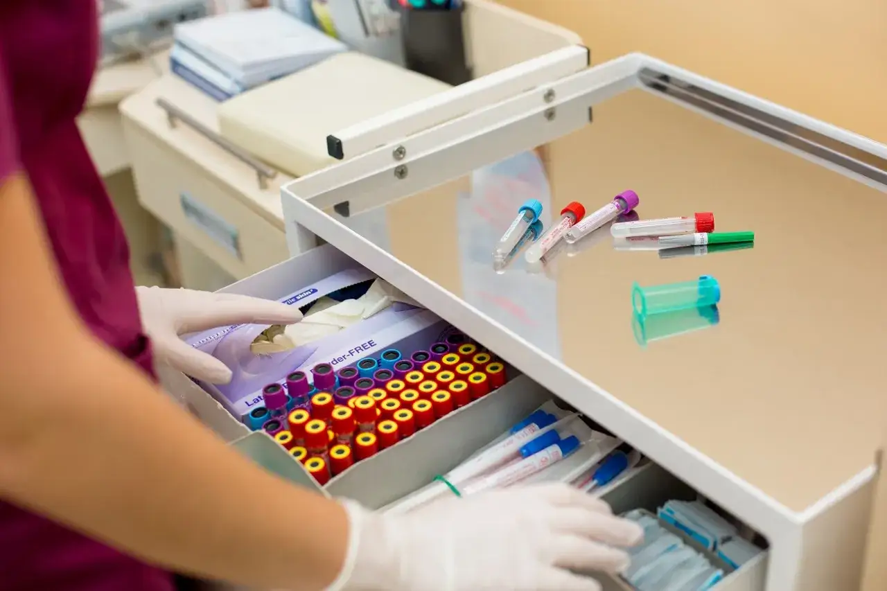 Czy laboratorium jest czynne? Sprawdź godziny otwarcia i uniknij problemów