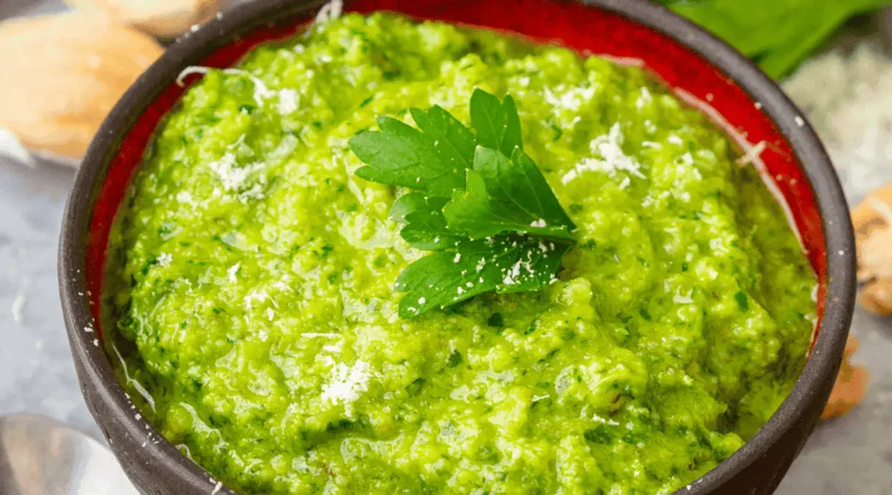 Jak zrobić zielony sos do sałatki greckiej? Świeży twist w 5 min!