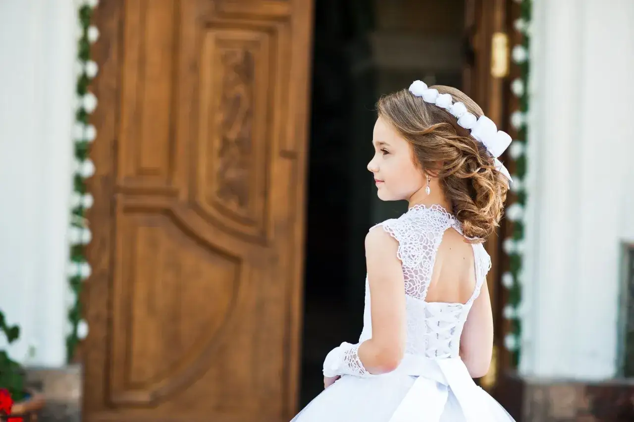 Idealne fryzury komunijne dla dziewczynek: proste porady jak je wykonać