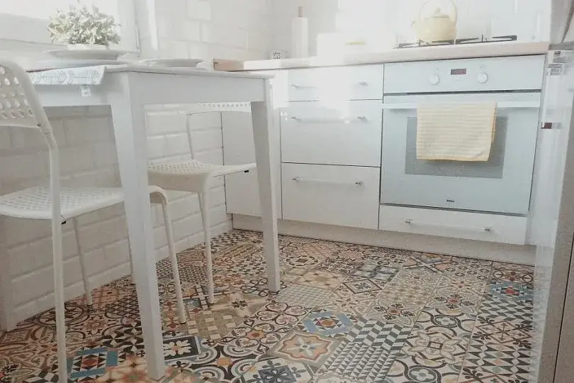 Co na podłogę w kuchni? Wybierz idealne rozwiązanie!